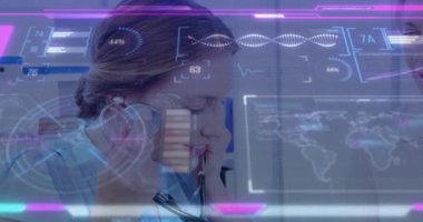 Hemşire steteskop yerleştiriyor. Artan tıbbi verileri arayüze yerleştiriyor. Hastanın göğsüne bastırıyor. Tıbbi, sağlık, tanı, teknoloji, profesyonellik, muayene, klinik