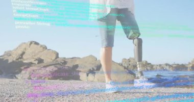 Sahilde yürüyen bir kadın protez bacağa basıyor. Bu da diz esnekliğini gösteren teknik kodlara neden oluyor. Dayanıklılık, güçlendirme, teknoloji, hareketlilik, yenilik, kararlılık, yaşlanma