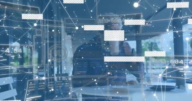 Kafede kahve içen akıllı telefonu yudumlayan bir adam, yeni ortaya çıkan teknoloji ölçümlerine odaklanıyor. Teknoloji, yenilik, dijital, iletişim, modern, kentsel, gelişigüzel