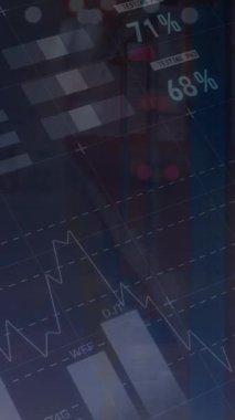 Gün batımında elektrik direklerinin üzerindeki grafiklerin ve finansal verilerin animasyonu. işletme, finans, ekonomi ve enerji kavramı dijital olarak oluşturulmuş video.