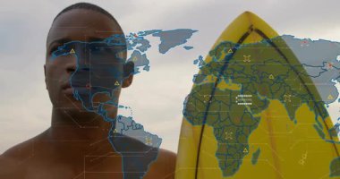 Kıyıda sörf tahtası tutan sörfçü dünya haritasının küresel bağlantıları gösteren teknoloji ağında kayboluşunu izliyor. Macera, bağlantı, teknoloji, küresel, keşif, yenilik, açık hava