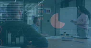 Çizelgeye kadın sunucu çizimi, iş toplantısı için çubuk grafiğini gösteren veri örtüleri ekleniyor. İşbirliği, analitik, beyin fırtınası, görselleştirme, profesyonel, yenilik, takım çalışması