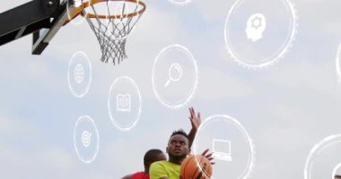 Yeşil tişörtlü oyuncu pas kesiyor ve yüzen teknik simgelerle top atıyor. Sporcular, takım çalışması, açık hava, dinamik, fitness, yenilik, eğlence