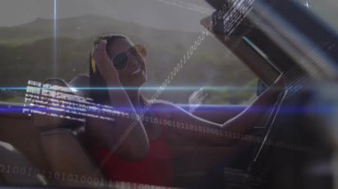 Sürücü üstü açık arabada saç tararken ikili kod tarama ve teknoloji özgürlüğünü açığa çıkarıyor. Macera, yaşam tarzı, lüks, dinamik, manzara, güçlendirme, modern