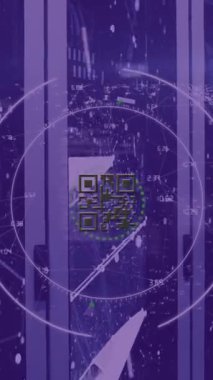 Sunucu odasında neon qr kod tarayıcısı ve plexus ağları üzerinden tarama alanının animasyonu. Dijital ödeme ve iş veri depolama teknolojisi kavramı