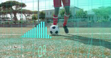 Erkek futbolcu sahada topa vuruyor ve üst üste biniyor ve performansı takip ediyor. Sporcu, spor, yarışma, açık hava, teknoloji, analitik, eğitim