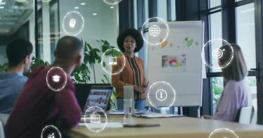 Sunucu işaretleyiciyi yakalıyor ve yüzen dijital analiz simgelerini açıklarken grafik verilerini açıklıyor. İş, işbirliği, sunum, yenilik, takım çalışması, profesyonel, veri