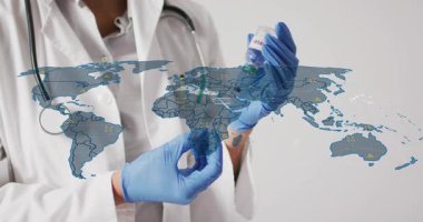 Doktor aşı şişesine şırınga yerleştirirken harita bölgeleri birbirine bağlayan veri düğümlerini gösteriyor. Tıbbi, sağlık, teknoloji, veri, yenilik, kesinlik, bağlantı