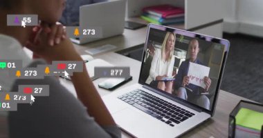 Yetişkin bir kadın toplantıya katılıyor ve masadan süzülen animasyon sosyal medya ölçümlerini izliyor. İşbirliği, iletişim, takım çalışması, dijital, modern, profesyonel, teknoloji