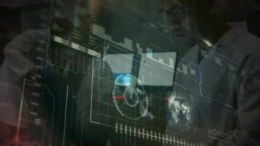 Laboratuar bilimadamı holografik panele dokunan verileri analiz ediyor. Dünyanın dönmesini ve grafikleri güncellemesini sağlıyor. Teknoloji, yenilik, analitik, araştırma, dijital, fütüristik, işbirliği