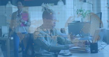 Geliştirici kodlama bilişim sistemleri yarı saydam harita görselleştiriyor, nabız atışı verileri, vızıldayan telefonlara cevap veriyor. Teknoloji, işbirliği, yenilik, çalışma alanı, dijital, modern, iletişim