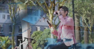 Pazarlamacı, kahve fincanını kaldırıyor ve görüntüler kayarken canlandırılmış telefon uyarıları gösteriyor. Kentsel, yaşam tarzı, modern, rahatlama, gündelik, çağdaş, ticari