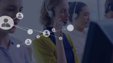 İş destek ajanları, masaların üzerinde ağ düğümlerini ve çizgileri genişletecek kulaklıklara konuşuyor. İşbirliği, bağlantı, iletişim, takım çalışması, teknoloji, profesyonel, endüstriyel