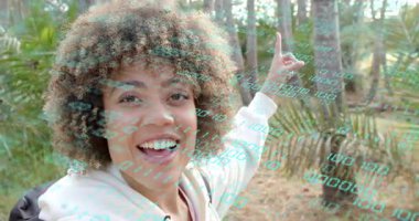 Kadın kamerayı aktifleştiriyor, ormanı gösteriyor, doğa verilerini görselleştiren ikili akışı örtüyor. Macera, keşif, teknoloji, açık hava, doğal, fütüristik, bağlantı