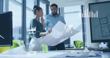 Ofis masasında tasarımı holografik grafiklerle analiz eden iki mimar. Profesyonel, işbirliği, modern, dijital, analiz, çalışma alanı, kentsel