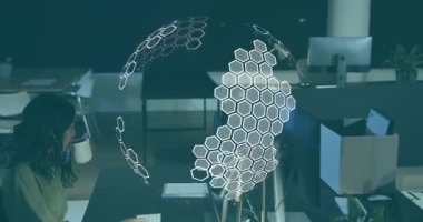 Altıgen küreyi daktilo eden ve fırlatan bir ofis çalışanı. Kutu hazırlığı yapan bir çalışan içeri giriyor. İşbirliği, üretkenlik, teknoloji, modern, çalışma alanı, takım çalışması, yenilik