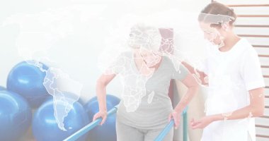 Son sınıf öğrencisi, parmaklıklara tırmanan, terapist ipiyle spor salonuna giren denge için yürüyüş rehberliği yapan bir kadın. Rehabilitasyon, fizyoterapi, hareketlilik, yaşlanma, sağlık, yardım, iyileşme