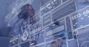 Kanepede dizüstü bilgisayarı çalıştıran, veri panellerini kaydıran, teknoloji ölçümlerini analiz eden bir kadın. Gelecek, teknoloji, analiz, dijital, modern, çalışma alanı, yenilik