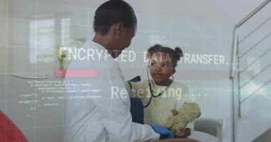 Şifrelenmiş veriler üzerinde steteskopla oyuncak ayıyı inceleyen bir kız. Çocuk bakımı, pediatrik, sağlık, oyun terapisi, aile, eğitim, modern