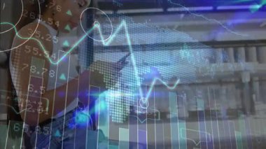 Akıllı telefonu dinleyen ve dünya haritasını teknik ölçümleri analiz etmek için veri grafikleriyle canlandıran bir kadın. İş analizleri, veri görselleştirme, dijital arayüz, teknoloji çalışma alanı, profesyonel yaşam tarzı, modern tasarım, analitik ifade