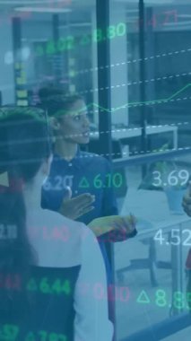 Ofisteki çeşitli iş adamları üzerinde finansal veri işleme animasyonu. Küresel finans, iş, bağlantılar, hesaplama ve veri işleme kavramı dijital olarak oluşturulmuş video.