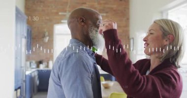 Ev kadını buketi arkasına saklayıp gülleri örtüyor, sevgisini dile getiriyor. Romantizm, şefkat, yakınlık, aşk, arkadaşlık, sıcaklık, şefkat.