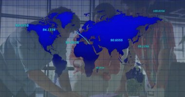 Canlandırılmış dünya haritasını etkinleştiren tableti inceleyen üç meslektaşımız pazarlama verilerini resmediyor. İşbirliği, teknoloji, ağ, veri görselleştirme, yenilik, takım çalışması, modern ofis