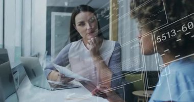 Yönetici inceleme raporu, analist akıllı telefonu dinliyor ve iş görüşü için veri panellerini açığa çıkarıyor. İşbirliği, yenilik, teknoloji, işyeri, profesyonellik, veri görselleştirme, modernizm