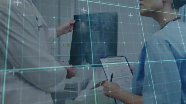 Kıdemli hekim radyografiyi manipüle ederek bölgeyi işaret ediyor ve hemşireye sigortayı işaret ediyor. Tıbbi, takım çalışması, işbirliği, sağlık, teşhis, profesyonel, klinik