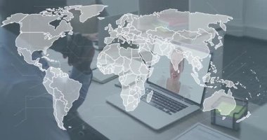 Uzaktan iş görüşmesi çağrısı alınıyor, dünya haritası büyürken sunucu unsurları ile toplantı yapılıyor. İşbirliği, teknoloji, bağlantı, profesyonellik, dijital, iletişim, takım çalışması