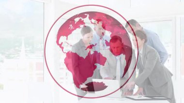 İş adamlarının dizüstü bilgisayarı yerleştirmesi ve incelemesi küresel analiz için küresel dönüşüme neden olur. İşbirliği, takım çalışması, yenilik, dijital, profesyonel, ufuk çizgisi, analiz