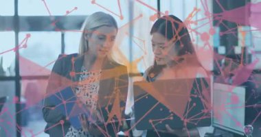 İş arkadaşı mavi klasöre tıklıyor ve iş toplantısında dizüstü bilgisayarı gösteren ağ animasyonunu başlatıyor. İşbirliği, takım çalışması, ofis, profesyonel, iletişim, strateji, tartışma