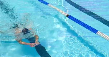 Erkek yüzücü, duvardan itiyor. Animasyon sayacı ve oklarla kurbağalama fitness turuna başlıyor. Atletizm, su sporu, akım, eğitim, spor, dinamik, direnç