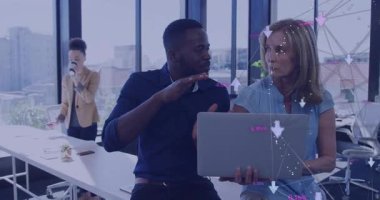 Metrik inceleme için iş toplantısında dizüstü bilgisayara bağlanan ve yükselen animasyon okların izini süren ekip. İşbirliği, analitik, veri görselleştirme, takım çalışması, üretkenlik, kurumsal, modern