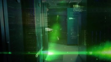 Sunucu salonunda yeşil ışık beliriyor. Yüzen kod başlatılıyor. Veri akışını gösteriyor. Teknoloji, siber güvenlik, dijital, geleceksel, veri, ağ, yenilik