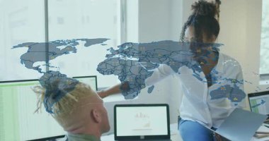 İş arkadaşları tableti tıkırdatıyor, monitöre işaret ediyor, haritada yol gösteren veri içgörülerini örtüyor. İşbirliği, takım çalışması, veri analizi, yenilik, dijital arayüz, modern çalışma alanı, iş stratejisi