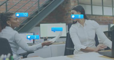 Sol meslektaşın ofisteki sağ meslektaşına pas vermesi sosyal medya simgelerinin yükselmesine yol açtı. İşbirliği, takım çalışması, dijital katılım, analitik, modern çalışma alanı, profesyonel kadınlar