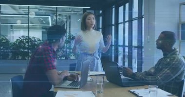 Kadın sunucu iş gündemini sunuyor ve kapsamlı el fırlatma grafikleri hazırlıyor. Profesyonel, kurumsal, modern, takım çalışması, iletişim, üretkenlik, iç mekan