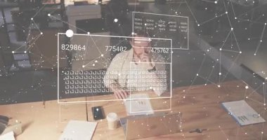 İş analisti rapora bakıyor ve veri örtüşmesi, daktilo ve işleme kavrayışlarını başlatıyor. Veri, analiz, çalışma alanı, teknoloji, strateji, üretkenlik, ofis