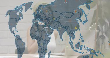 İş kadını, küresel ağı resmetmek için verileri haritayla eşleştirerek analiz etmeyi bitiriyor. Teknoloji, yenilik, veri, bağlantı, dijital, çalışma alanı, profesyonel