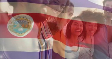 Dostlar kahkahaları dalgalanan bayrak gibi paylaşıyor ve seyahat pazarlaması için kıyı günbatımını gözler önüne seriyor. Yoldaşlık, kutlama, dostluk, açık hava, canlı, iyimser, boş zaman