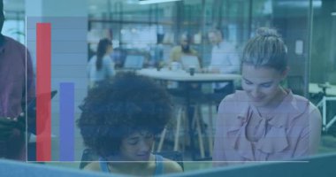 Meslektaşlar animasyon çizelgesini iş görüşleri için akıllı telefonları dinleyen danışman olarak inceliyor. İşbirliği, analitik, takım, çalışma alanı, veri, dijital, profesyonel