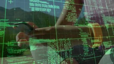 Güvertede akıllı telefonu dinleyen bir kadın dağ manzarasına karşı görsel verileri çevreleyen yeşil şebekeye neden oluyor. Gelecek, teknoloji, manzara, bağlantı, dijital, yenilik, açık hava