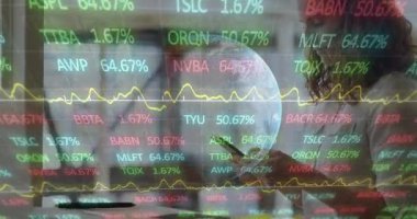 Finansal tüccarlar akıllı telefonları, veri takibi için borsa sayacı olarak dinliyorlar ve dünyayı canlandırıyorlar. Teknoloji, veri, finans, yatırım, analitik, iş, yenilik