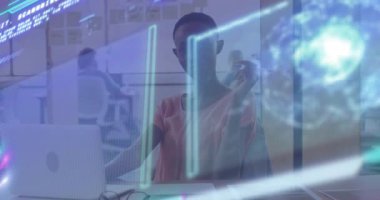 Diz üstü bilgisayarda yazan bir kadın, veri çubukları veri görselleştirmesi için el hareketi yaptığında titreşerek zayıflıyor. Teknoloji, yenilik, analitik, dijital, işbirliği, fütüristik, profesyonel