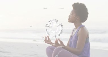 Sahilde meditasyon yapan bir kadın gözlerini kapatıyor. Dönen dünyayı ortaya çıkarıyor. Sağlık için nefes alma verilerini gösteriyor. Farkındalık, sükunet, dijital sağlık, dinginlik, bütünsel, fütüristik, doğa entegrasyonu