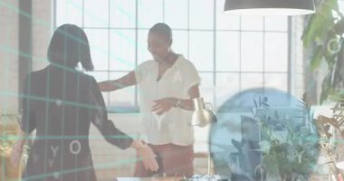 İş kadınları tavan arasına girip el sıkışıyor sonra da veri simgeleri dönerken teknolojiyi işaret ediyor. İşbirliği, çeşitlilik, ağ oluşturma, profesyonellik, modernlik, takım çalışması, yenilik