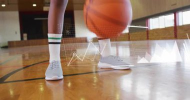 Spor salonunda top süren bayan sporcu, teknik analitik grafiklerin atış olasılığı grafiği oluşturmasına neden oluyor. Spor, performans, görselleştirme, fitness, hareket, analiz, dijital