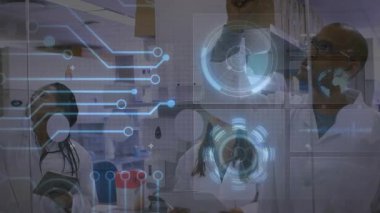 Laboratuvardaki bilim adamları tablet yetiştiriyor, görüntüdeki devreleri etkinleştiriyor, analiz için çizelgeleri hazırlıyorlar. Araştırma, yenilik, teknoloji, işbirliği, fütüristik, veri, analiz