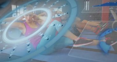 Beden eğitimi grubu sırayla omuzlarını kaldırarak mekiğe biniyor, titreşimli reaksiyonları takip ediyor. Grup çalışması, dijital arayüz, dinamik hareket, egzersiz bilimi, takım çalışması, aktif yaşam tarzı